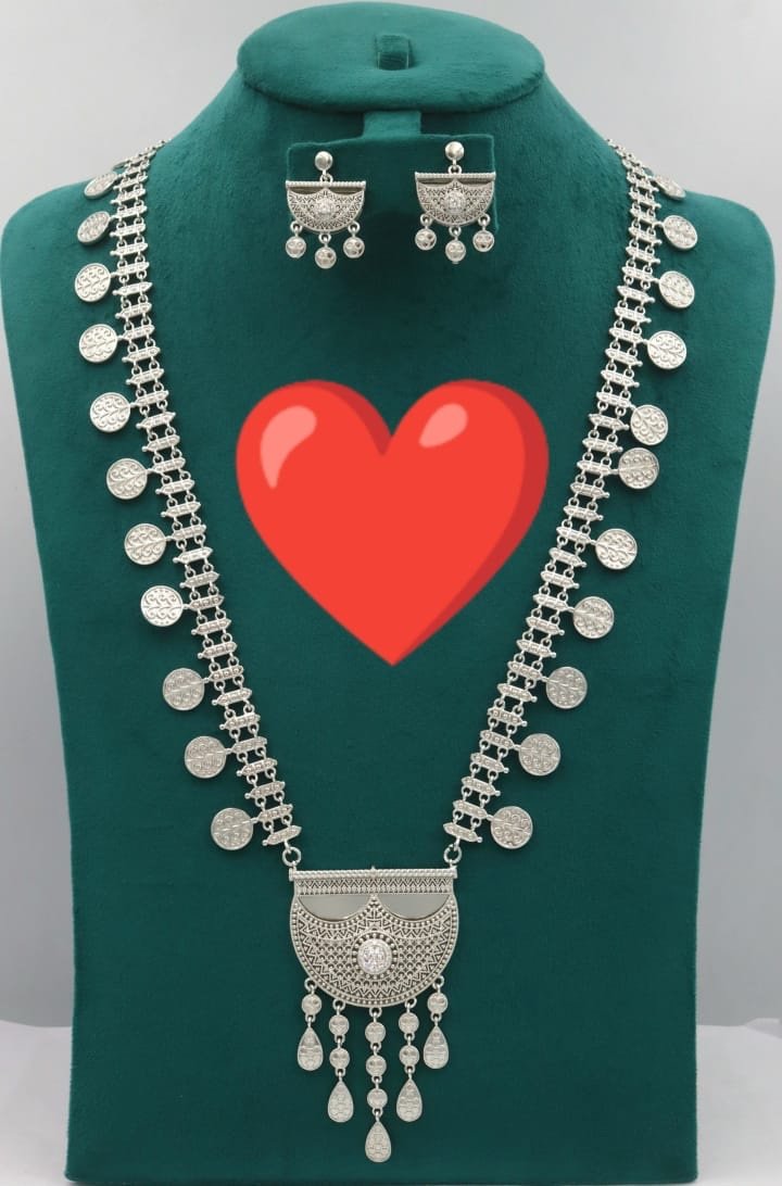 طقم فضي مستوحى من التراث
تفاصيل دقيقة ولمسة فخامة