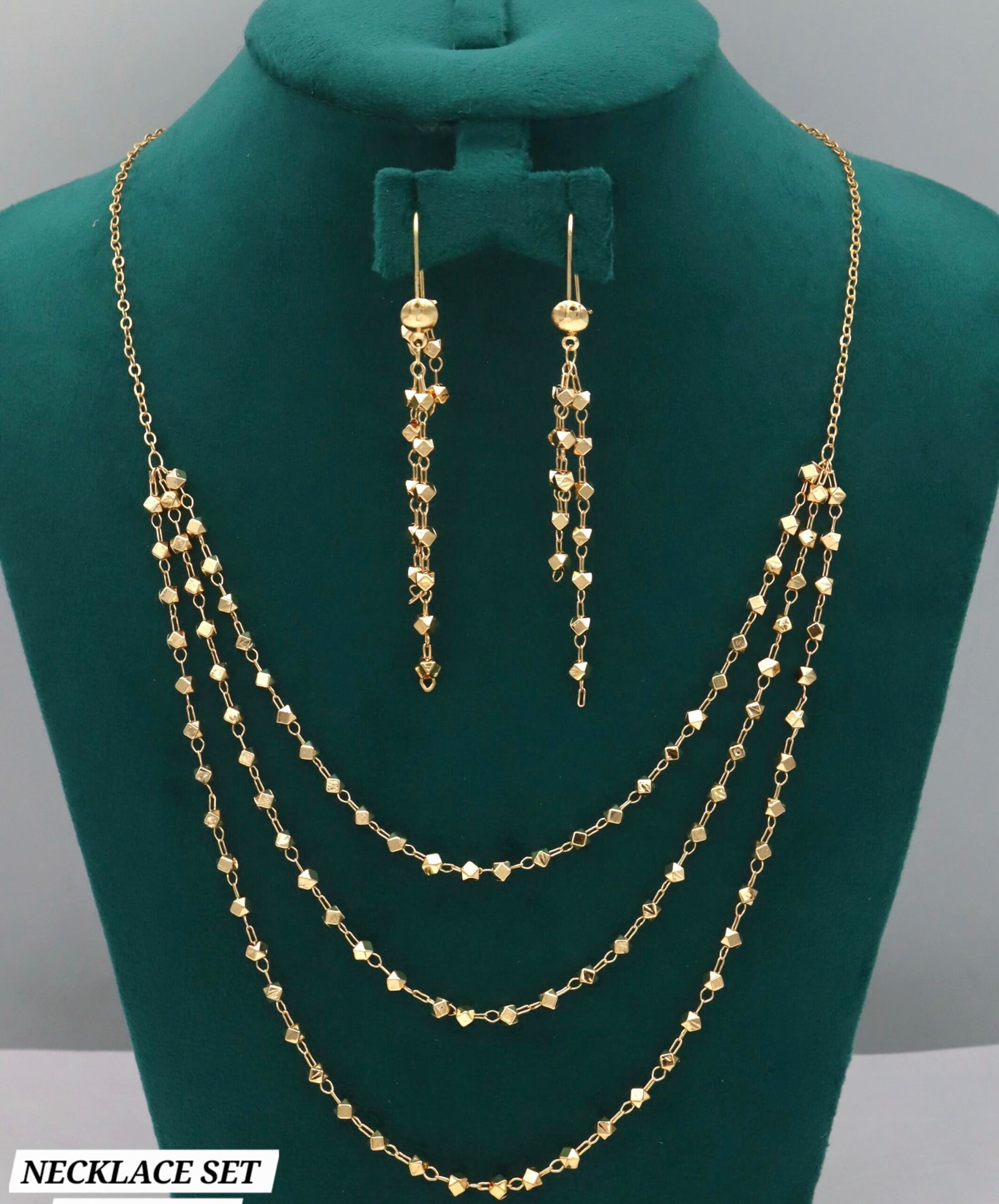 طقم ذهبي أنيق بتصميم عصري
لمسة فخامة تكمّل إطلالتك